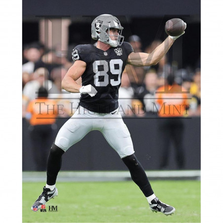 RAIDERS BROCK BOWERS ONE HANDED CATCH 8X10 PHOTO