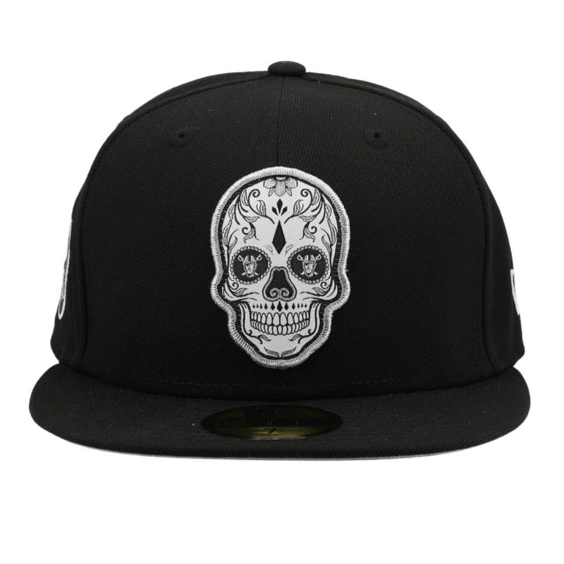 NEW ERA RAIDERS 59FIFTY BLACK AND WHITE SUGAR SKULL CAP